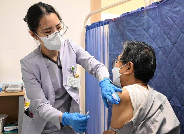 고위험군 대상 코로나19 예방접종이 재개된 지난해 10월 19일 서울 강서구 서울부민병원에서 한 남성이 XBB 변이에 항체를 형성하는 신규 백신을 맞고 있다. 왕태석 선임기자