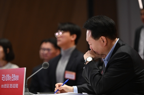 윤석열 대통령이 17일 서울 여의도 한국거래소에서 열린 ‘국민과 함께하는 민생토론회 - 네번째, 상생의 금융, 기회의 사다리 확대’에서 메모하고 있다. 대통령실 제공