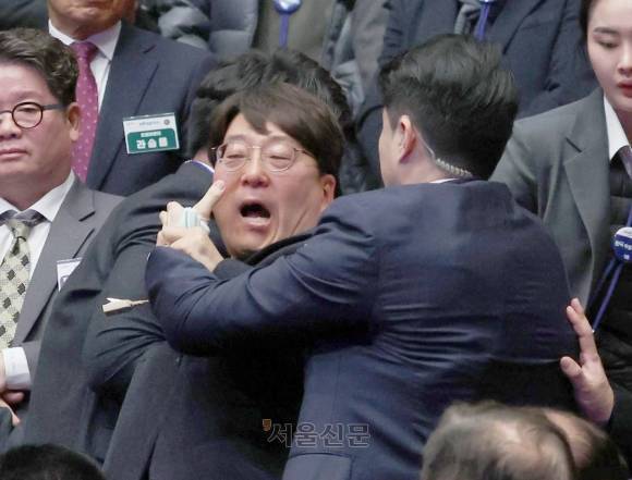 진보당 강성희 의원이 18일 전주시 덕진구 한국소리문화의전당 모악당에서 열린 전북특별자치도 출범식에서 윤석열 대통령이 입장하며 참석자들과 악수하는 동안 소동을 일으키다 경호원들에게 제지당하며 끌려나가고 있다. 2024.1.18 연합뉴스