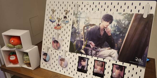 신작 '러브앤딥스페이스' 오프라인 행사장 3층에서 이벤트를 통해 제공되는 굿즈들을 한 눈에 확인할 수 있다.