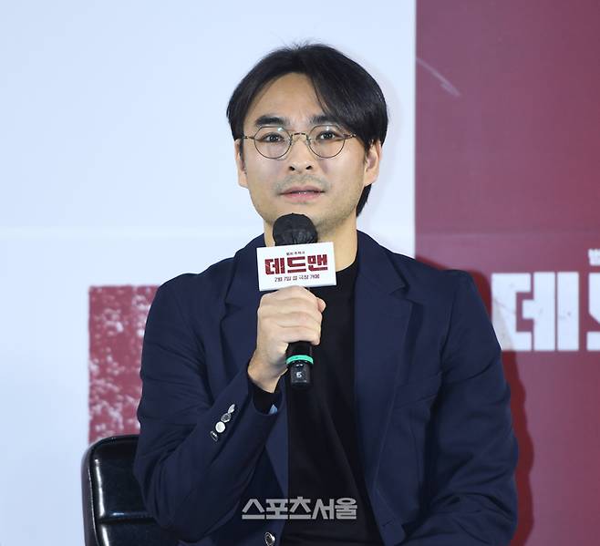 하준원 감독이 19일 서울 메가박스 성수에서 열린 영화 ‘데드맨’ 제작보고회에서 인사말을 하고 있다. ‘데드맨’은 이름값으로 돈을 버는, 일명 바지사장계의 에이스 이만재(조진웅 분)가 1000억 횡령 누명을 쓰고 죽은 사람으로 살아가게 된 후 진범을 찾기 위해 나서는 이야기를 담은 영화로 다음 달 7일 개봉 예정이다.2024. 1. 19.최승섭기자 thunder@sportsseoul.com