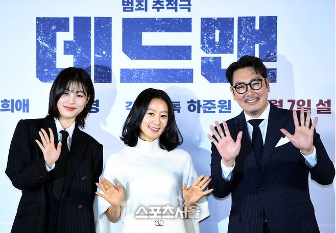 이수경, 김희애, 조진웅(왼쪽부터)이 19일 서울 메가박스 성수에서 열린 영화 ‘데드맨’ 제작보고회에서 포즈를 취하고 있다. ‘데드맨’은 이름값으로 돈을 버는, 일명 바지사장계의 에이스 이만재(조진웅 분)가 1000억 횡령 누명을 쓰고 죽은 사람으로 살아가게 된 후 진범을 찾기 위해 나서는 이야기를 담은 영화로 다음 달 7일 개봉 예정이다.2024. 1. 19.최승섭기자 thunder@sportsseoul.com