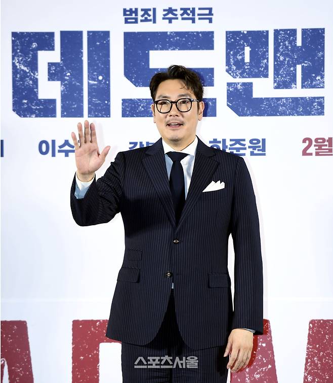 조진웅이 19일 서울 메가박스 성수에서 열린 영화 ‘데드맨’ 제작보고회에서 포즈를 취하고 있다. ‘데드맨’은 이름값으로 돈을 버는, 일명 바지사장계의 에이스 이만재(조진웅 분)가 1000억 횡령 누명을 쓰고 죽은 사람으로 살아가게 된 후 진범을 찾기 위해 나서는 이야기를 담은 영화로 다음 달 7일 개봉 예정이다.2024. 1. 19.최승섭기자 thunder@sportsseoul.com