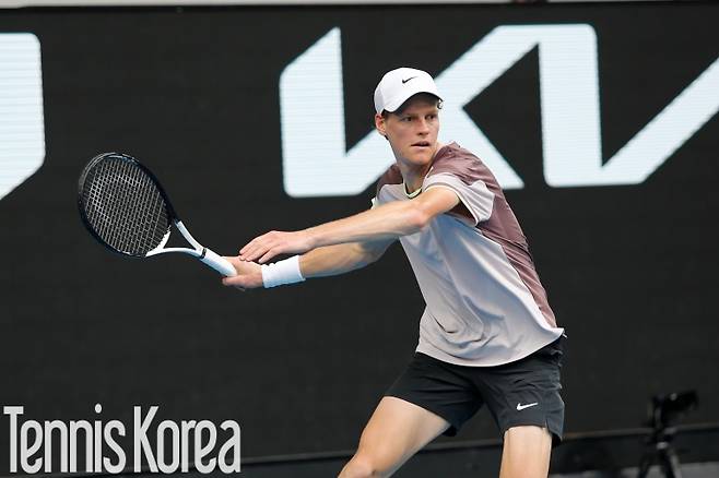 강력한 포핸드를 구사하는 시너