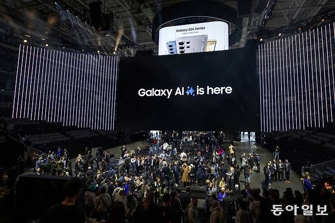 17일(현지 시간) 미국 새너제이 SAP센터에서 개최한 ‘갤럭시 언팩 2024’에서 글로벌 미디어 및 인플루언서, 파트너들이 제품 체험존으로 입장하고 있다. 새너제이=박현익 기자 beepark@donga.com