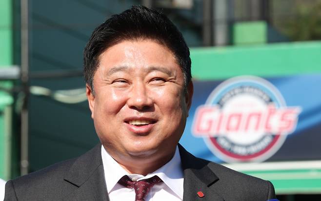 <yonhap photo-2123="">(김해=연합뉴스) 김동민 기자 = 김태형 신임 롯데 자이언츠 감독이 25일 오전 경남 김해시 상동면 롯데 상동야구장에서 취재진과 인터뷰하고 있다. </yonhap>