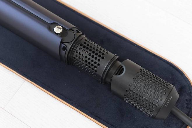 밑쪽에 필터가 있으며, 잠금 버튼을 눌러 드라이어처럼 쓸 수 있다 / 출처=IT동아