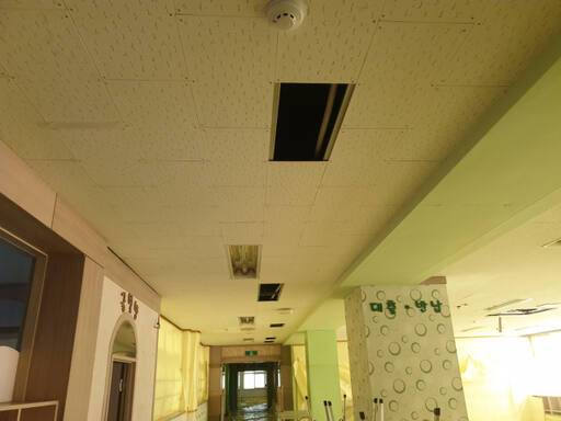 지난 5일 화성 기안초등학교 복도 천장 곳곳이 석면 텍스가 뜯겨진 채 방치돼 있다. 독자 제공