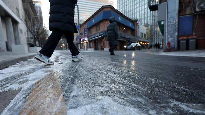 지난 8일 영하 날씨로 서울 종로구 세종로 일대가 빙판길로 변한 모습./사진=뉴시스