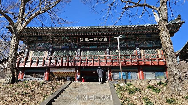 칠불사 마당으로 들어서는 누각(보설루)에 ‘동국제일선원’이라는 현판이 걸렸다. 오랜 역사를 자랑하는 이 사찰은 통일신라 이후 참선도량으로서 중요한 역할을 수행해 왔다.