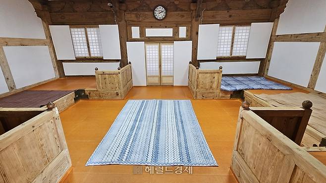 아지방 내부. 온돌방이며, 건물 귀퉁이를 45cm 가량 높게 올렸다.