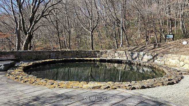 출가한 왕자들을 그리워 한 가락국 김수로왕 부부의 이야기가 전해 내려오는 연못, 영지