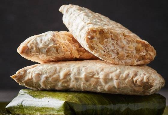 콩을 발효해 만드는 인도네시아의 전통 음식 템페. 사진 파아프