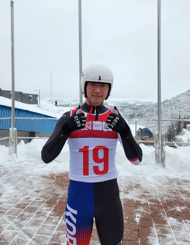 ▲ 김보근이 21일 평창 알펜시아 슬라이딩 센터에서 열린 2024 강원 동계청소년올림픽대회 루지 남자 싱글 경기를 마친 뒤 믹스트존에서 기념사진을 촬영했다. 심예섭