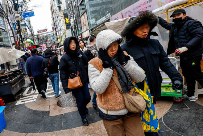 21일 서울 중구 명동거리에서 두꺼운 옷차림한 한 여행객들이 이동하고 있다./사진=뉴스1