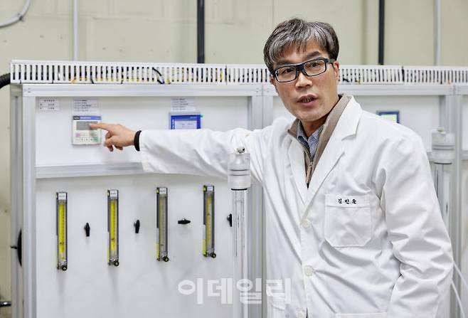 김민준 삼양사 화학연구소 이온수지테크센터장이 지난 18일 삼양사 대전 화학연구소에서 인터뷰를 갖고 이온수지물성분석실의 기계 설비에 대해 설명을 하고 있다. (사진=삼양사 제공)
