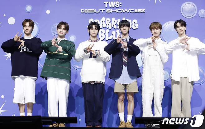 그룹 투어스(TWS)의 영재(왼쪽부터)와 지훈, 한진, 도훈, 경민, 신유가 22일 서울 용산구 블루스퀘어에서 가진 첫 번째 미니 앨범 '스파클링 블루(Sparkling Blue)' 발매 쇼케이스에서 포즈를 취하고 있다. 2024.1.22/뉴스1 ⓒ News1 권현진 기자