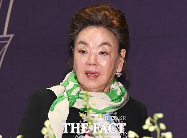 배우 김수미가 횡령 등의 혐의로 회사 측에 의해 피소됐다. 김치 게장 등 가공식품 판매 유통회사인 ㈜나팔꽃F&B는 김수미와 사내 이사로 재직 중인 아들 정명호 씨를 지난 16일 서울 용산경찰서에 특정경제범죄처벌 등에 관한 법률 위반(횡령) 혐의로 고소했다. /이새롬 기자