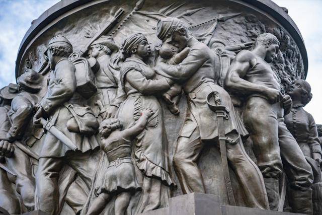 미국 버지니아주 알링턴 국립묘지에 설치됐다가 지난달 20일 철거된 남부연합 기념비의 받침대 띠 장식 부분. 남부군 장교의 아이를 안고 있는 흑인 노예 여성 유모의 모습이 새겨져 있다. 알링턴 국립묘지 제공