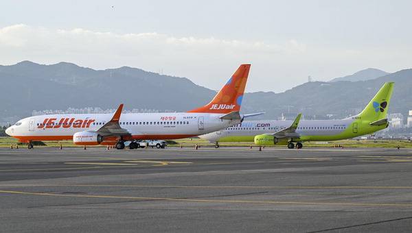 부산 김해공항 국제선 청사 앞에 대기 중인 항공기 모습. 국제신문DB