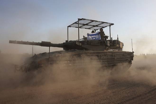 하마스 소탕을 위한 가자지구 지상전에 투입된 이스라엘군 병사들과 탱크 [로이터]