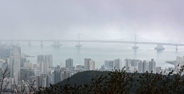 (부산=뉴스1) 김영훈 기자 = 30일 오후 부산 남구 황령산 전망 쉼터에서 본 광안대교 위. 2022.3.30/뉴스1