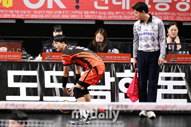 프로 첫 데뷔전에서 서브 준비 중 볼을 놓치는 OK금융그룹 김건우 / 한국배구연맹.