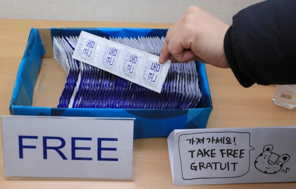 2018 평창겨울올림픽 당시 강원 강릉 올림픽선수촌 의무실에 비치된 무료 콘돔. 연합뉴스
