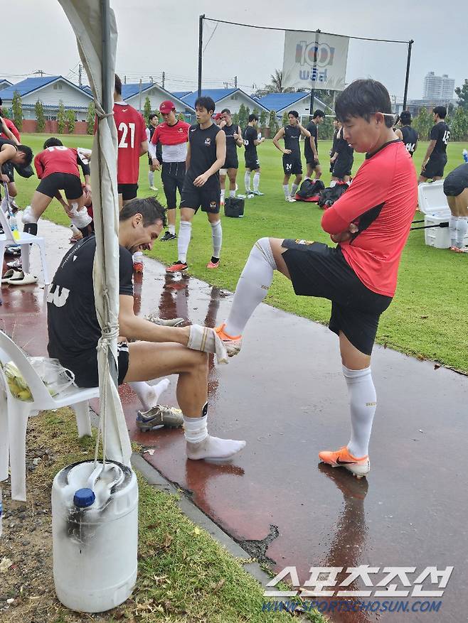 ◇팔로세비치와 장난 치는 김기동 감독. 사진(태국 후아힌)=윤진만 기자yoonjinman@sportschosun.com