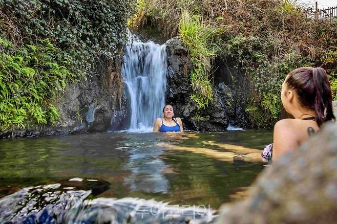 오투무헤케 스트림 온천 ⓒMiles Holden