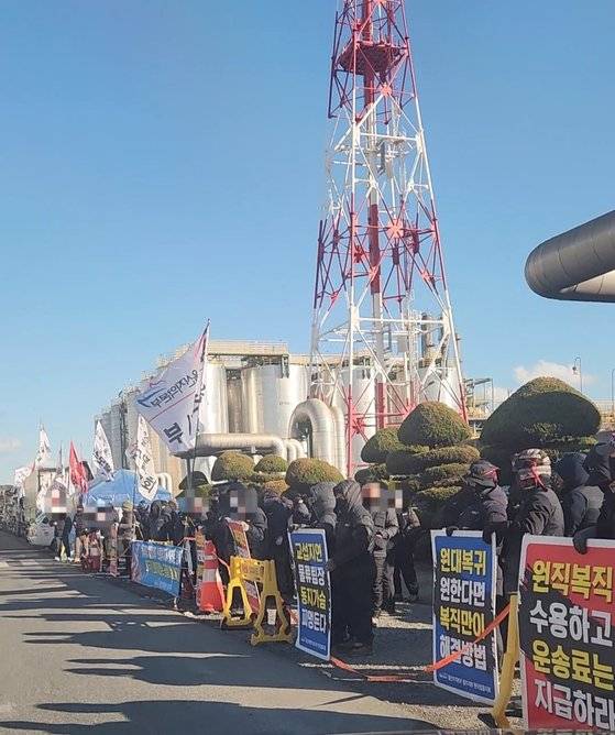 화물연대 조합원들이 울산 석유화학공단 내 한국알콜산업 정문 앞에서 집회를 하고 있다. 김윤호 기자