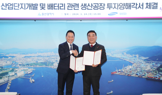 Samsung SDI CEO Choi Yoon-ho, left, takes a photo with Ulsan Mayor Kim Doo-gyeom, after signing an agreement to invest 1 trillion won ($750 million) for a battery plant on Wednesday. [YONHAP]