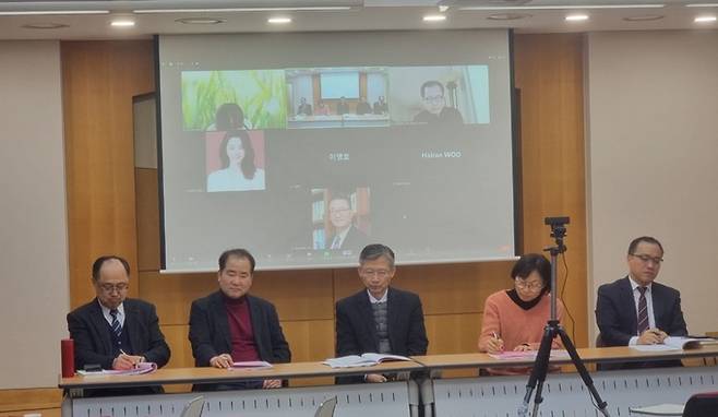 24일 한국SGI 진천연수원에서 열린 ‘신종교거버넌스와 환경-생태정책’ 주제 학술대회 주요 참석자들이 열띤 토론을 벌이고 있다. 왼쪽부터 최해성 한국SGI부학술부장, 서동은 경희대 종교시민문화연구소 연구단장, 이재호 대순진리회 교무부 연구실장, 이은희 대순진리회 교무부 연구원, 세계일보 대외협력국 조형국 박사(전 선문대 교수).