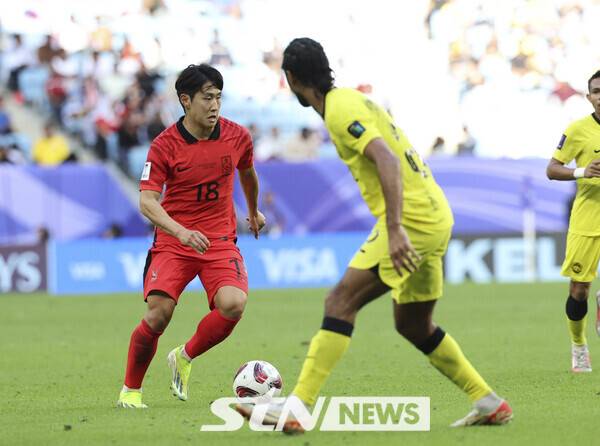 동점골을 넣은 이강인. 25일(현지시간) 카타르 알와크라 알자누브 스타디움에서 열린 2023 AFC 카타르 아시안컵 E조 조별예선 3차전 대한민국 대 말레이시아의 경기, 전반 대한민국 축구대표팀 이강인이 돌파를 시도하고 있다. 사진┃뉴시스