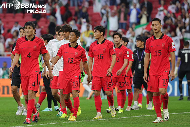 한국 선수들이 제18회 아시아축구연맹 아시안컵 E조 2차전에서 요르단을 상대로 2-2로 비긴 후 경기장을 떠나고 있다. 사진=AFPBBNews=News1