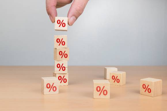 보험사들의 신용대출 금리가 고공행진하면서 실수요자들의 부담이 커지고 있다./그래픽=이미지투데이