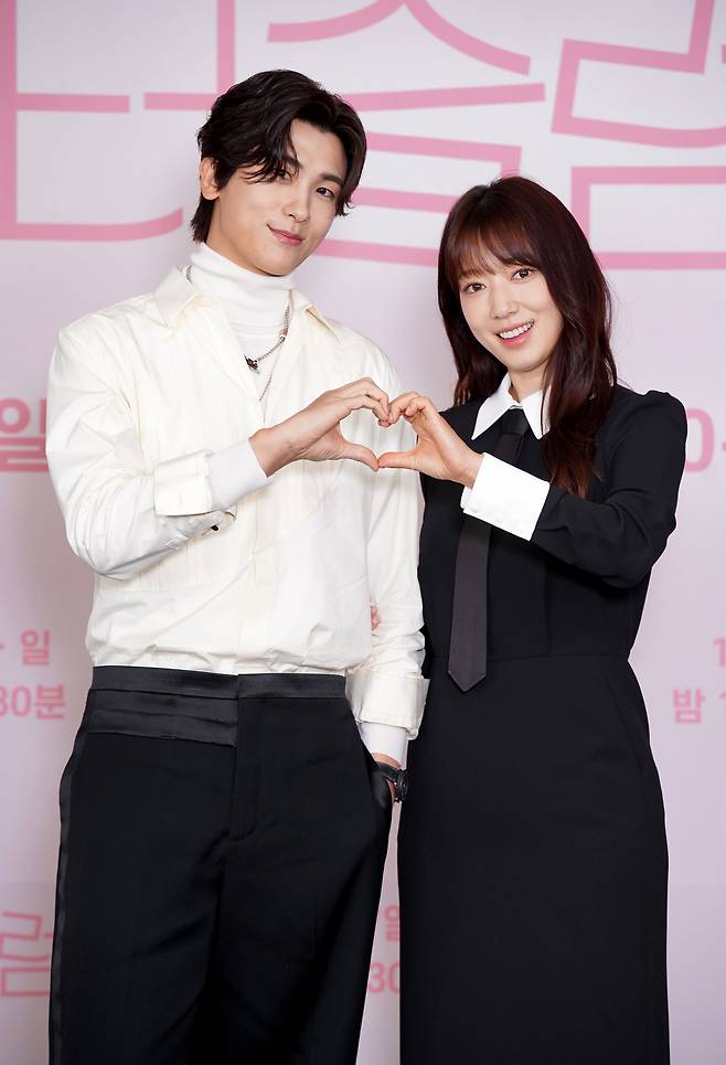왼쪽부터 박형식 박신혜 / JTBC ‘닥터슬럼프’ 제공