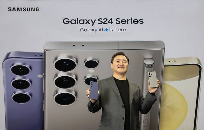 노태문 삼성전자 MX사업부장이 지난 17일(현지시간) 미국 캘리포니아주 새너제이 SAP센터에서 열린 '삼성 갤럭시 언팩 2024'에서 '갤럭시 S24 시리즈'를 공개하고 있다./삼성전자