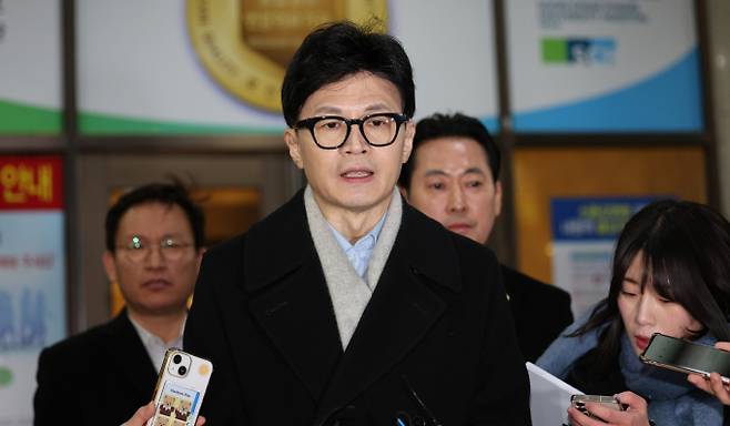 한동훈 국민의힘 비상대책위원장의 직무 수행 평가가 긍정 52%, 부정 40%를 기록했다. 사진은 한 비대위원장이 지난 25일 서울 용산구 순천향대학병원에서 치료중인 배현진 국민의힘 의원(서울 송파구을) 병문안을 마친 뒤 취재진의 질문에 답변하는 모습. /사진=뉴스1