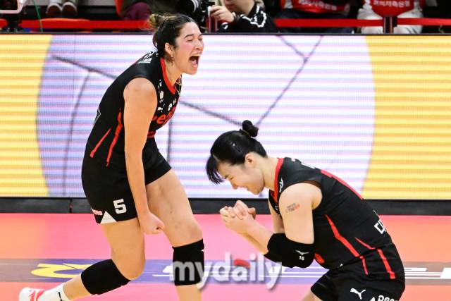 2라운드 접전 상태에서 득점을 올린 야스민이 포효하고 있다 / 한국배구연맹.
