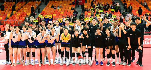전반기를 1위로 마무리한 현대건설 선수단과 강성형 감독이 포즈를 취하며 기념 촬영을 하고 있다/ 한국배구연맹.