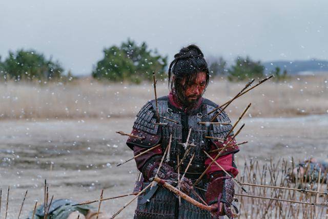 사극 '고려거란전쟁'에서 양규(지승현)가 화살을 고슴도치처럼 온몸에 맞고 전사한 장면. '고려서' 양규 열전에 나와 있는 내용이다. KBS 제공