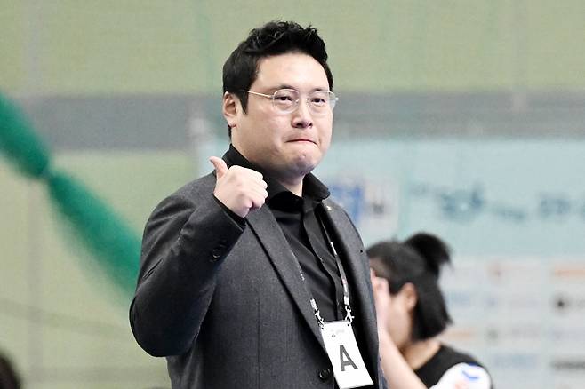 사진 신한 SOL페이 23-24 핸드볼 H리그 여자부 1라운드에서 경남개발공사를 2위로 이끈 김현창 감독