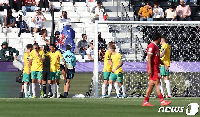 호주 보일이 28일(현지시간) 카타르 도하 자심 빈 하마드 스타디움에서 열린 2023 아시아축구연맹(AFC) 카타르 아시안컵 16강전 인도네시아와 호주의 경기에서 추가골을 넣은 후 동료 선수들과 기뻐하고 있다. 2024.1.28/뉴스1 ⓒ News1 김성진 기자