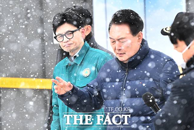 한동훈 국민의힘 비상대책위원장에 대한 긍정적인 여론이 형성되면서 국민의힘 내에서는 "총선은 한 위원장을 간판으로 치러야 한다"는 주장이 나온다. 윤석열 대통령(오른쪽)과 한동훈 국민의힘 비상대책위원장이 23일 오후 충남 서천 서천특화시장을 방문해 화재현장을 둘러보고 있다. /박헌우 기자