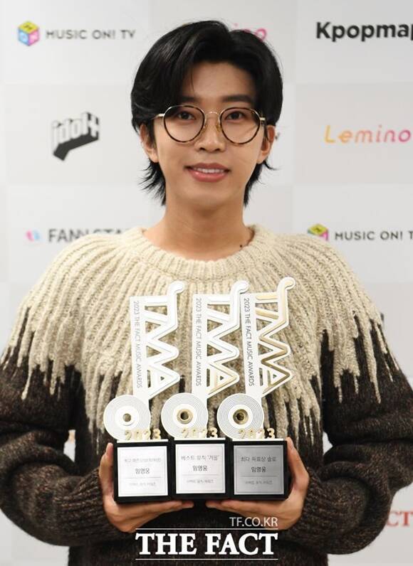 임영웅이 한국기업평판연구소가 발표한 가수 브랜드평판 2024년 1월 빅데이터 분석결과, 1위를 차지했다. 가수 임영웅이 지난해 열린 '2023 더팩트 뮤직 어워즈'에 참석해 포즈를 취하고 있다. /배정한 기자