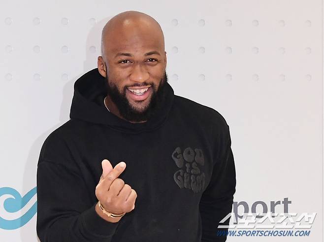 29일 인천공항 제2터미널을 통해 KT 위즈 외국인 타자 로하스가 입국했다. 입국장에서 기념 포즈를 취하고 있는 로하스. 인천공항=송정헌 기자songs@sportschosun.com/2024.01.29/