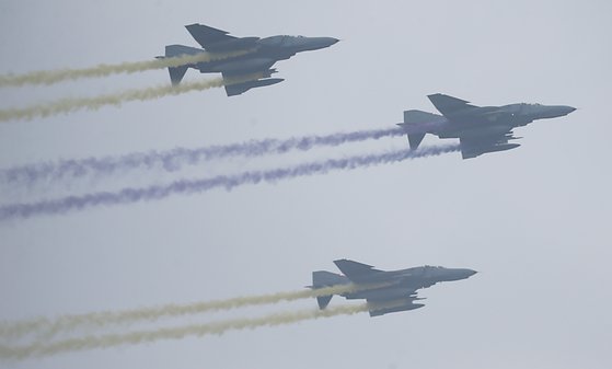 2019년 10월 1일 대구 공군기지(제 11전투비행단)에서 열린 제71주년 국군의 날 기념 행사에서 F-4E가 편대비행을 하고 있다. 사진공동취재단