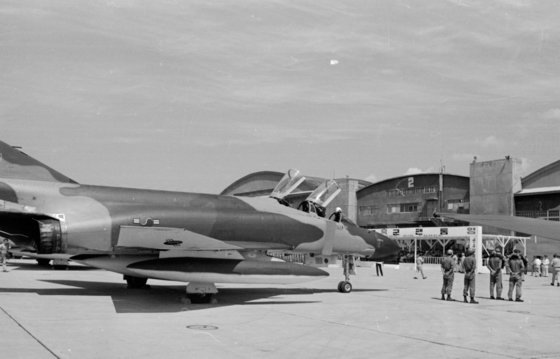 1969년 8월 29일 F-4D 인수식. 이날 대구 공군기지에 F-4D 6대가 착륙했다.중앙포토