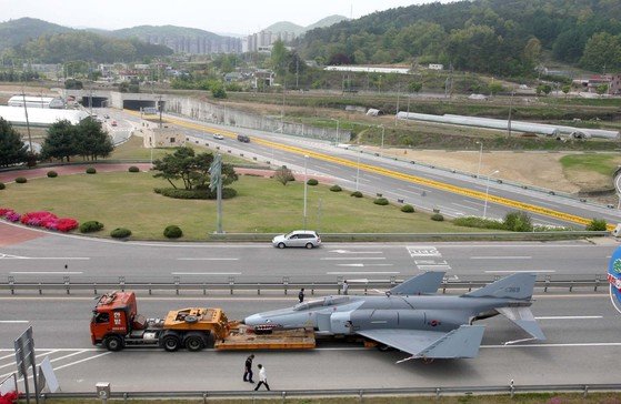 2008년 4월 29일 충남 계룡시가 공군의 협조를 받아 연화교차로에 F-4 전투기를 공중부양 전시하려고 옮기고 있다. 이 전투기 전시는 계룡시가 국방도시의 면모를 부각하려고 기획했다. 중앙포토